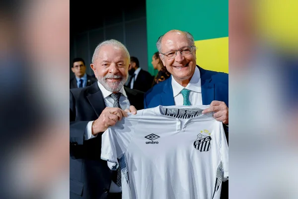 Imagem colorida mostra Lula e Geraldo Alckmin com uma camisa do Santos - Metrópoles