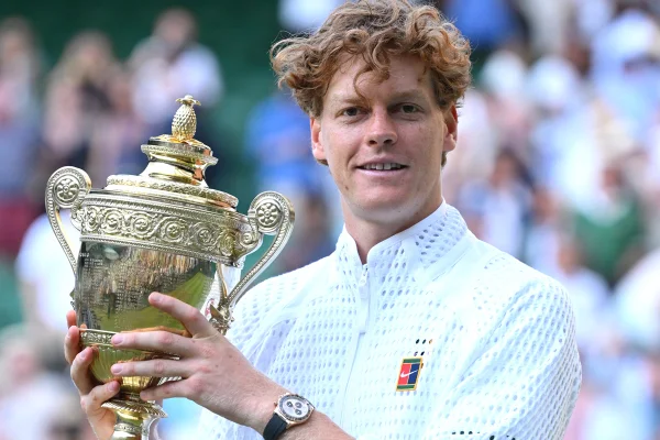 Sinner vence Zverev e conquista bicampeonato em Wimbledon