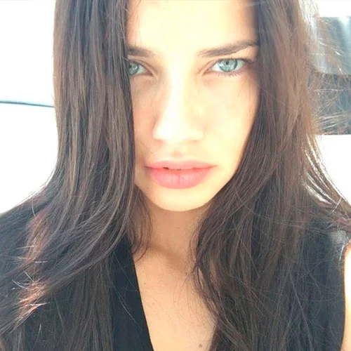 Adriana Lima usa abacate para deixar o cabelo brilhante e sedoso