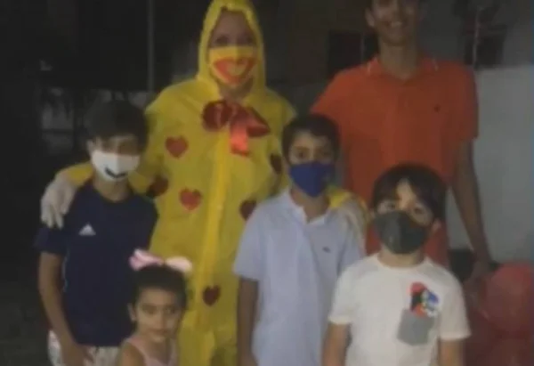 Idosa cria roupa especial para abraçar netos e alertar sobre Covid-19