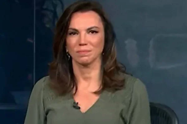 Ana Paula, apresentadora do Jornal Nacional, faz um minuto de silêncio pela morte da cantora Gal Costa - Metrópoles