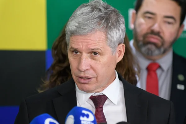 Ministro do Desenvolvimento Agrário e Agricultura Familiar do Brasil, Paulo Teixeira coletiva cerimônia de Lançamento do Plano Safra da Agricultura Familiar 2025 2026 Metropoles
