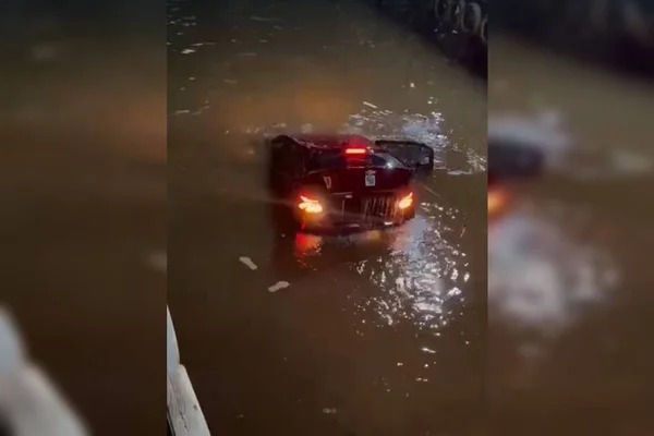 Vídeo: mulher erra saída e cai com carro dentro do Lago Paranoá