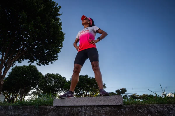 Imagem colorida de Vovó Ni trainando para o Ironman - Metrópoles