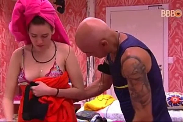 Ayrton abre toalha da filha para ver se ela está de calcinha no BBB18