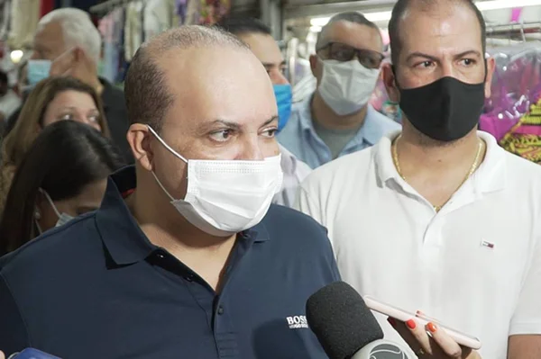 Em decreto, Ibaneis amplia horário de comércio e shoppings do DF