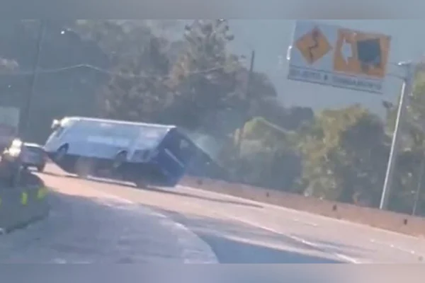 Vídeo mostra momento do acidente com ônibus de time de futsal no PR