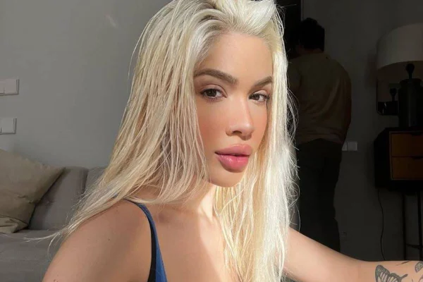 mulher loira de cabelo platinado olha séria para câmera - metrópoles