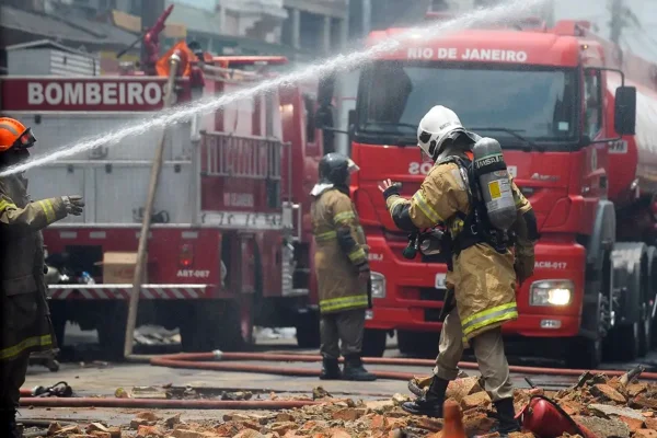 Bombeiros apagam incêndio - Metrópoles