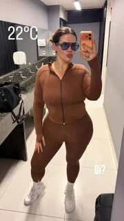 Thais Carla posando com roupa fitness