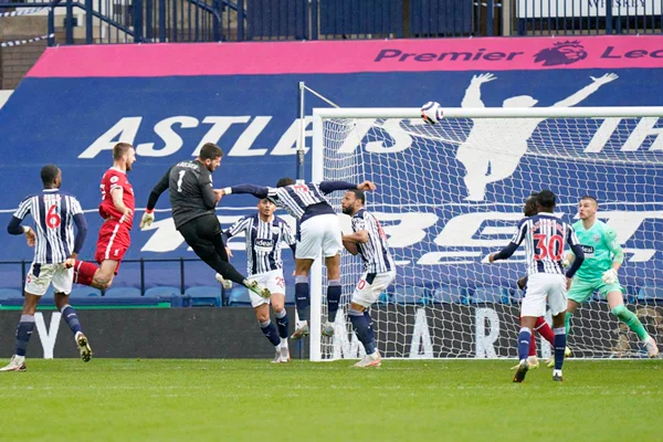 Alisson cabeceio gol Liverpool