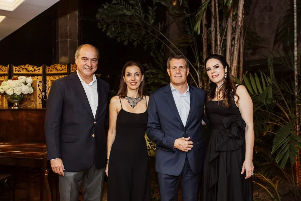 Carla e Eduardo Araujo realizam despedida para Enrica e Pietro Lazzeri