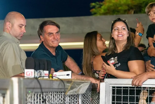 “Namoradinha do Brasil”, diz Bolsonaro sobre Regina Duarte