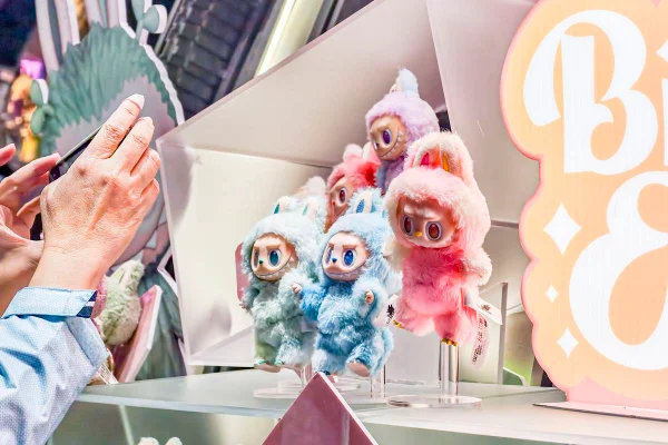 Vitrine com bonecos Labubu em Xangai, na China - Metrópoles