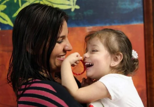 Menina de 2 anos emociona a internet ao ver a mãe pela primeira vez