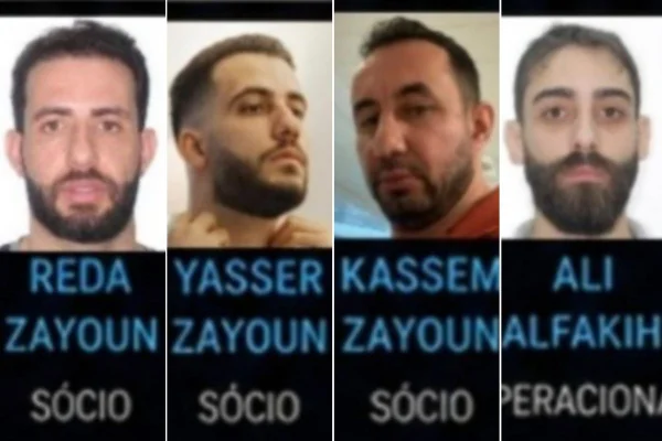 Foto colorida com rosto e nomes de quatro homens suspeitos de liderar grupo responsável por lavagem de dinheiro.