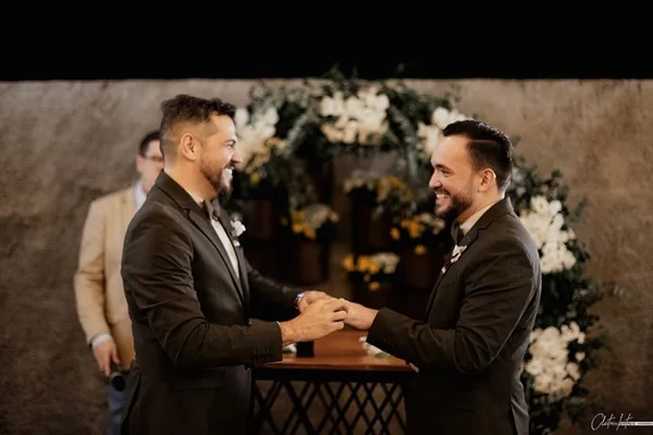 PL contra o casamento homoafetivo inspira pressa e coragem em noivos