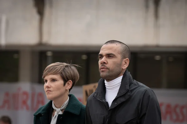 Imagem colorida de Daniel Alves deixando a cadeia - Metrópoles