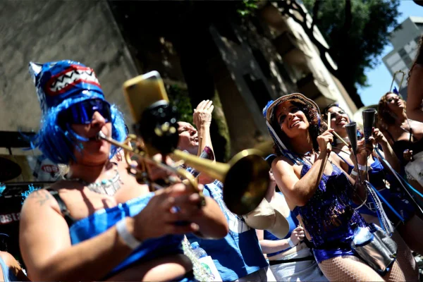 Imagem colorida mostra o Tradicional bloco da Espetacular Charanga do França, no bairro de Santa Cecília, região central da capital, nesta segunda-feira, 16 de fevereiro. - Metrópoles