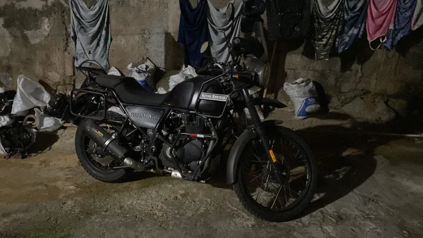 Imagem mostra motos em galpão encontrado pela PM na zona sul de São Paulo - Metrópoles