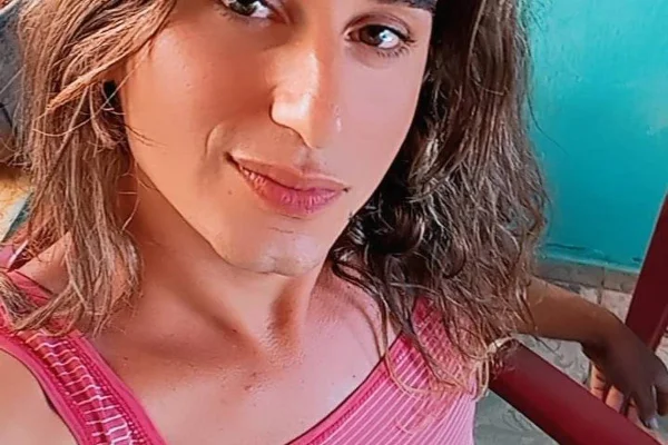 Imagem colorida mostra trans brasileira presa em Guantánamo - Metrópoles