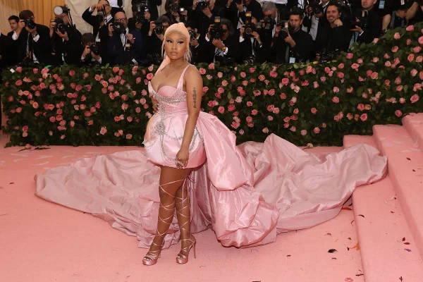 Na imagem com cor, a cantora Nick Minaj - Metrópoles