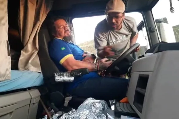 Sequestro de caminhão interdita Rodoanel na manhã desta quarta-feira (12). Caminhoneiro, que disse ter sido assaltado, está amarrado a bomba - Metrópoles