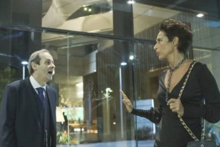Um Lugar ao Sol: Túlio propõe ménage a Rebeca e ela toma atitude