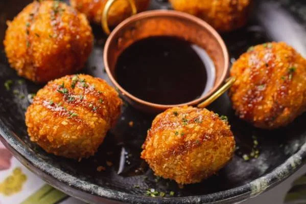 Bolinho cremoso de costela com molho barbecue de café do Quintal da Tia Sandra