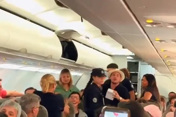 A segurança foi acionada após os passageiros se negaram a deixar a aeronave
