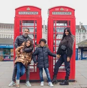 Ele está curtindo a viagem com a família Ele está curtindo a viagem com a família