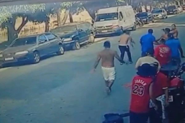 Reprodução de câmera de segurança flagrando momento em que homem atira contra desafeto em bar, na zona leste de São Paulo.