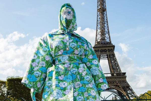 À prova de paparazzi: Cardi B surge coberta da cabeça aos pés em Paris