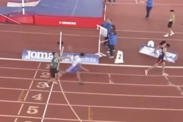 Foto colorida do momento em que competidor é empurrado durante competição de atletismo - Metrópoles