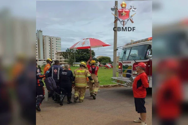 Um homem, de 53 anos, está em estado grave após sofrer uma queda, na manhã desta quinta-feira (8/2), de aproximadamente 6 metros enquanto trabalhava em um prédio em construção, na QN 311, conjunto H, de Samambaia Sul