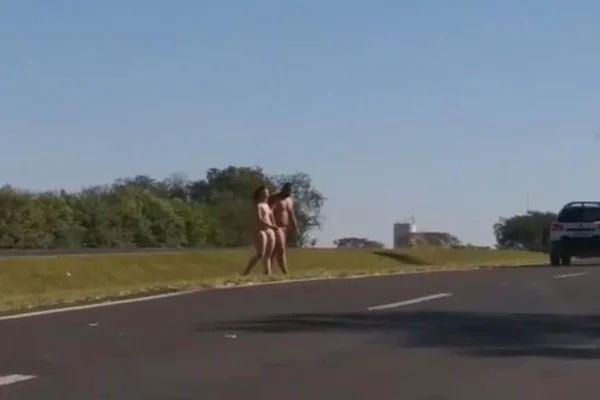 Casal completamente nu é flagrado ao atravessar rodovia em SP