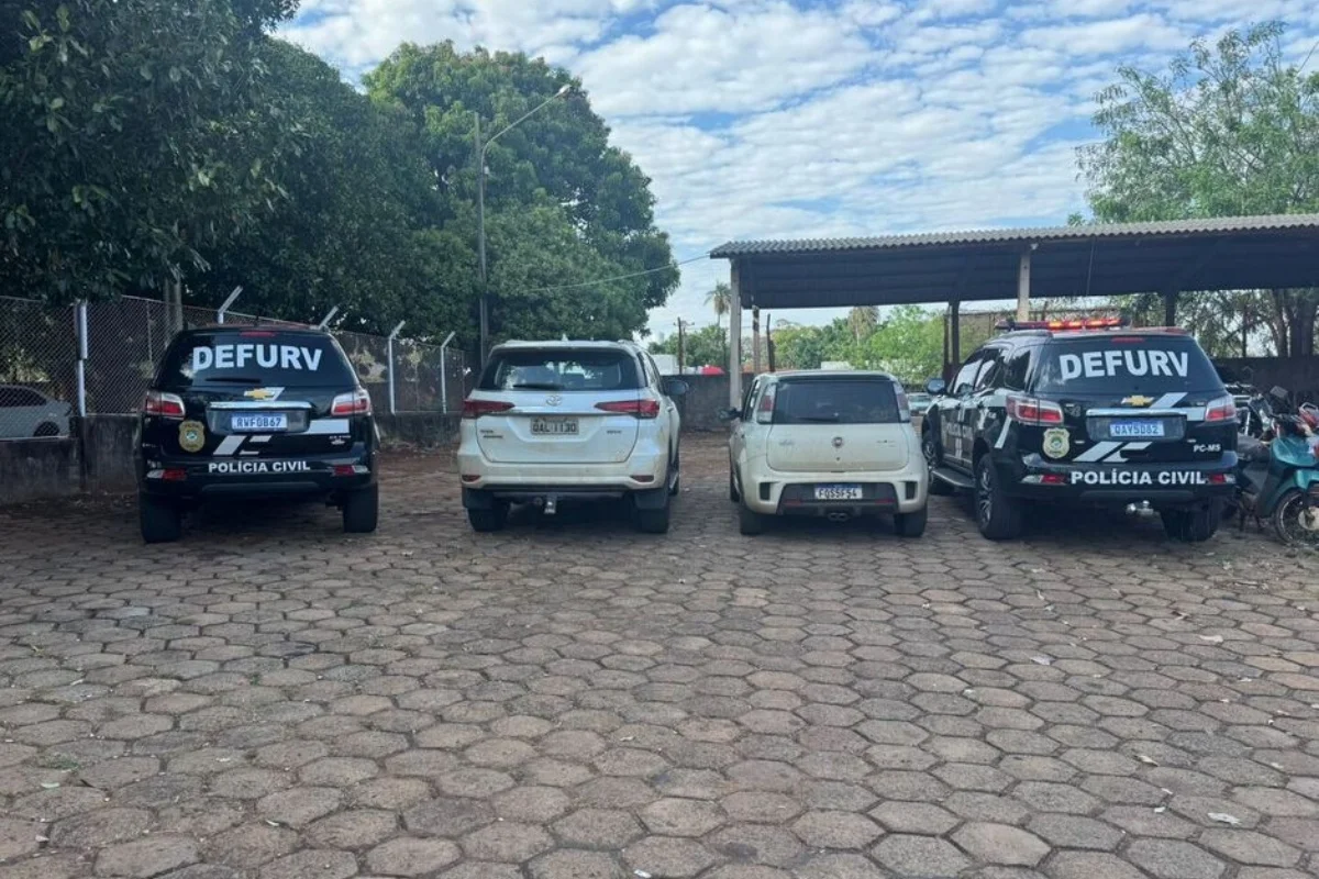 Foto de veículos e viaturas da Polícia Civil