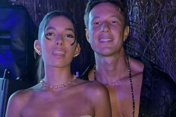 Gabriel Cartolano e a namorada, Manu posam juntos para as redes sociais - Metrópoles