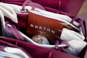 Ecobag, chá e revista da Breton
