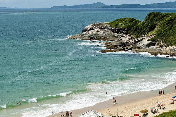 Nudismo passa a ser proibido na Praia do Pinho em Balneário Camboriú