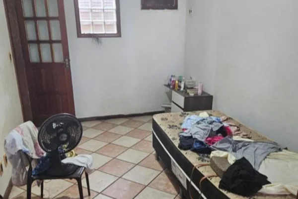 Imagem colorida de quarto onde doméstica vivi em condição análoga à escravidão - Metrópoles