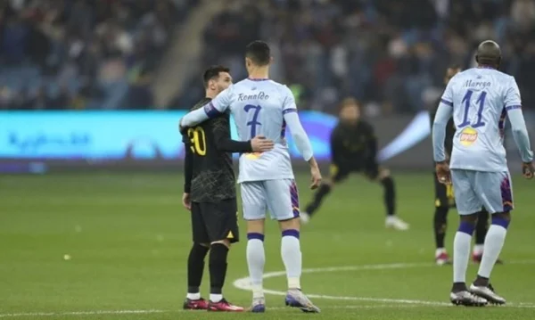 Ronaldo e Messi se cumprimentam
