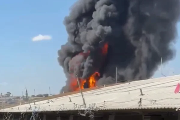 Imagem colorida de incêndio em Guarulhos - Metrópoles