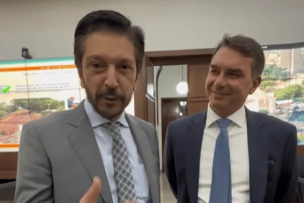 O prefeito de São Paulo, Ricardo Nunes (MDB), e o senador e pré-candidato à Presidência da República, Flávio Bolsonaro