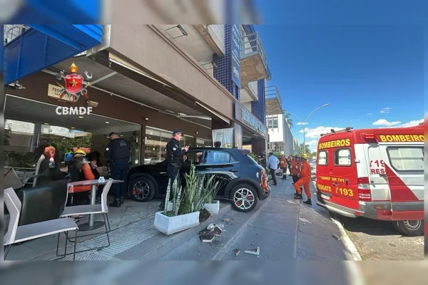 Carro desgovernado invade cafeteria na Asa Norte e mulher fica ferida