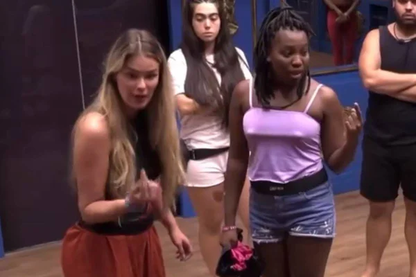 Frame de um vídeo do BBB com Yasmin e Leidy Elin falando - Metrópoles