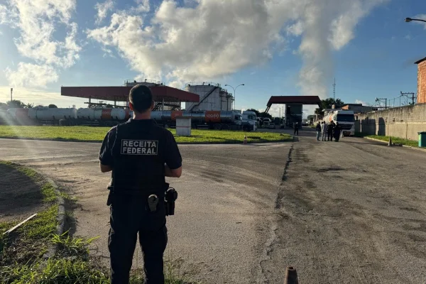 Imagem colorida de agente da Receita Federal. Metrópoles