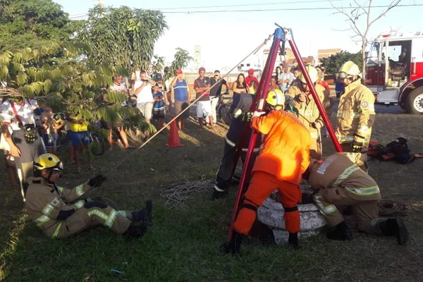 Mulher é resgatada pelos bombeiros após cair em bueiro de 5m