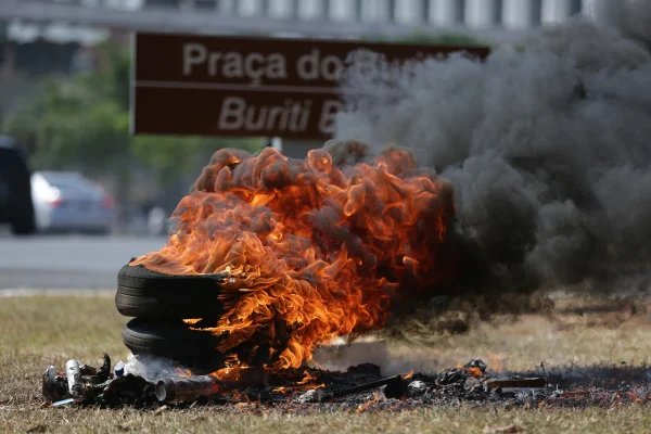 Clima quente no Buriti. Saúde, DER e administração direta já estão em greve