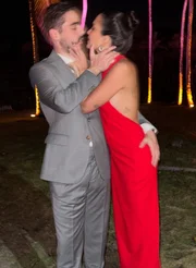João Silva e Isabella Kherlakian foram a um casamento em Trancoso, na Bahia João Silva e Isabella Kherlakian foram a um casamento em Trancoso, na Bahia